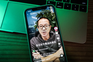 俞敏洪关闭抖音评论致东方甄选股价下跌，数字文化创意软件开发的机遇与挑战